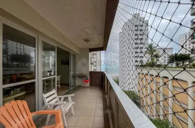 Apartamento com varanda e vista mar na quadra mar da praia das pitangueiras, guaruja
