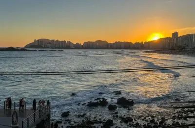 Apartamento frente mar reformado com com quintal e varanda na praia das pitangueiras, guaruja