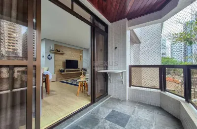 Apartamento com varanda na praia das pitangueiras, guaruja