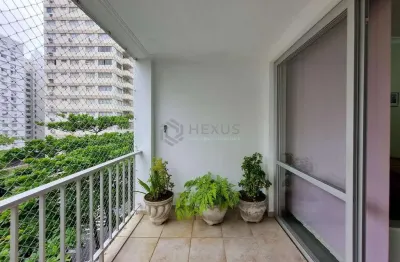 Apartamento com varanda e lazer a uma quadra da praia das pitangueiras, guaruja