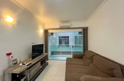 Apartamento reformado com varanda na praia da enseada, guaruja