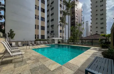 Apartamento com varanda e lazer a uma quadra da praia das pitangueiras, guaruja