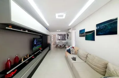 Apartamento reformado frente mar com varanda gourmet e lazer em prédio novo na praia das asturias,