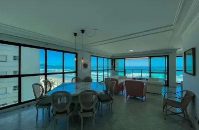 Apartamento reformado frente mar com varanda e lazer na praia das pitangueiras, guaruja