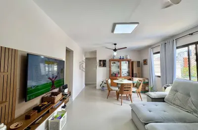 Apartamento reformado com varanda na Praia da Enseada, Guaruja