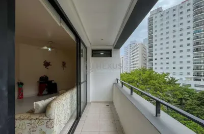 Apartamento com varanda a duas quadras da Praia das Pitangueiras, Guaruja