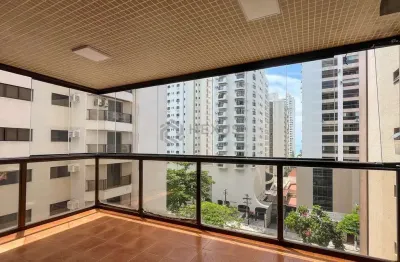Apartamento com varanda vista mar a duas quadras da Praia das Pitangueiras, Guaruja