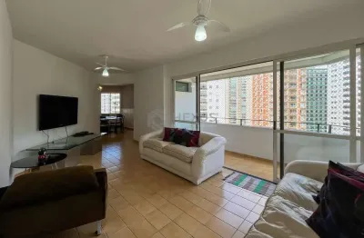 Apartamento com varanda a 2 quadras da Praia da Pitangueiras, Guaruja