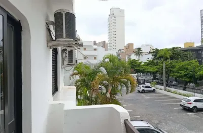 Apartamento reformado com varanda na Praia da Enseada, Guaruja