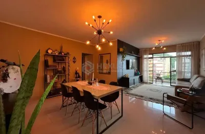 Apartamento reformado com piscina e churrasqueira na Praia da Enseada, Guaruja