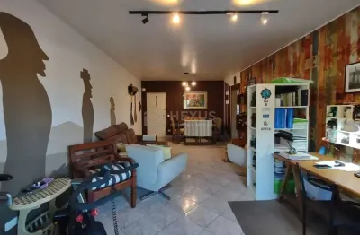 Apartamento reformado com varanda na Praia da Enseada, Guaruja