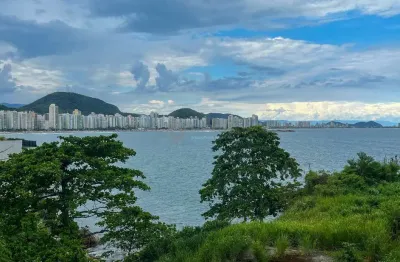 Apartamento reformado com varanda vista mar e lazer na beira mar da Praia das Asturias, Guaruja