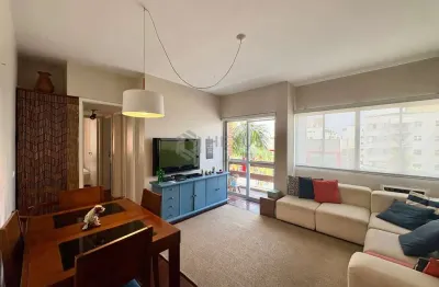 Apartamento com varanda e lazer na Praia da Enseada, Guaruja