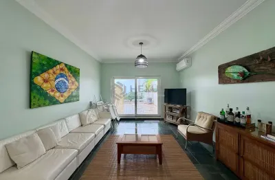 Cobertura penthouse com piscina e área gourmet na Praia da Enseada, Guaruja