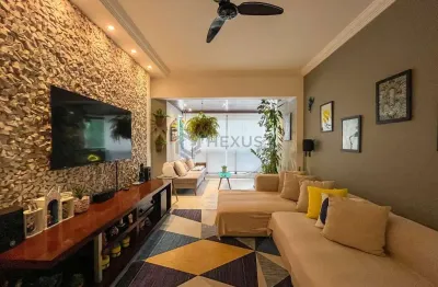 Apartamento reformado com varanda e lazer a 70m da Praia das Pitangueiras, Guaruja