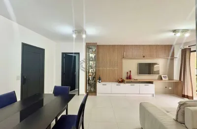 Apartamento reformado com varanda na Praia da Enseada, Guaruja