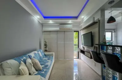 Apartamento com varanda e lazer na Praia das Pitangueiras, Guaruja