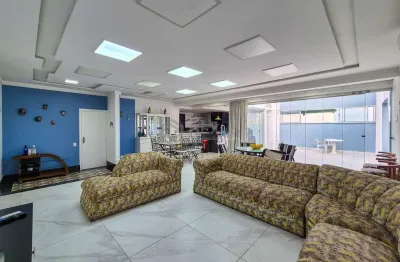 Cobertura penthouse com piscina e árae gourmet na Praia das Pitangueiras, Guaruja