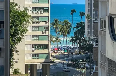 Apartamento com varanda e lazer na beira mar da Praia das Pitangueiras, Guaruja