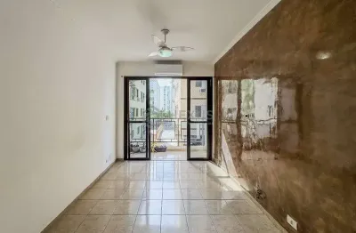 Apartamento com varanda e despesas baixas na Praia das Asturias, Guaruja