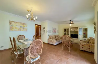 Apartamento com varanda na Praia das Pitangueiras, Guaruja