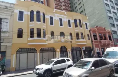 Studio impecável, no centro de curitiba, atrás da universidade federal do paraná e em frente ao paço municipal. completíssimo