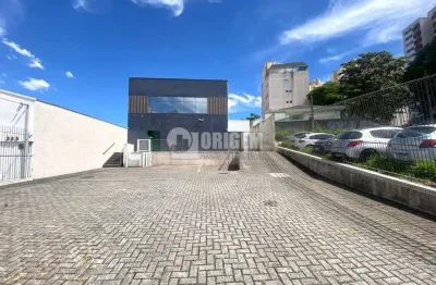 Ponto comercial com 350 m² de área construída com 10 vagas de estacionamento