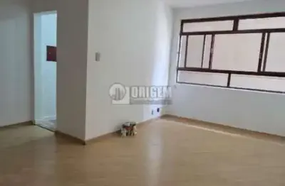 Apartamento amplo, muito bem localizado em região Central!!!
