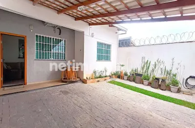 Casa com 2 quartos à venda na Rua das Quaresmeiras, Vila Verde, Betim