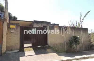 Casa inacabada de 3 quartos, lote todo murado com portão de correr.