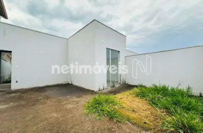 Casa plana em à venda com três quartos e duas vagas no bairro paquetá / betim/mg