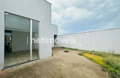 Casa plana em à venda com três quartos e duas vagas no bairro paquetá / betim/mg