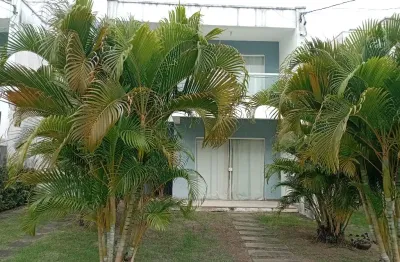 Casa de 4/4 quartos sendo 3 suítes em buraquinho próximo a praia