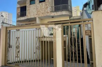 Casa de alto padrão na rua barão do serro largo, contando com 3 suítes, 233 m², espaço gourmet, churrasqueira e garagem para 7 carros.
