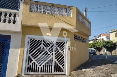 Sobrado à venda na vila carmosina, com 2 dormitórios e 2 vagas de garagem cobertas. possui edícula, quintal e terraço.