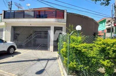 Sobrado em vila à venda na vila nhocune com 3 quartos e 4 vagas de garagem cobertas, com 250m² de área, lavabo e área com churrasqueira.