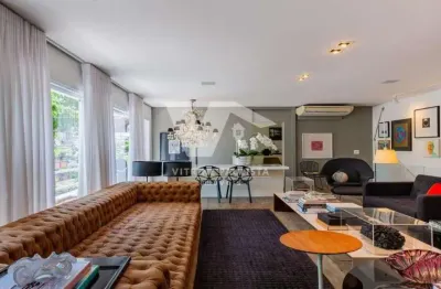 Casa à venda na vila madalena - 3 quartos (2 suítes) e 2 vagas, totalmente reformado, com 340m², rooftop, piscina e churrasqueira.