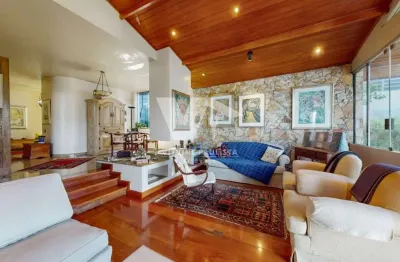 Sobrado à venda em pinheiros com 4 quartos (1 suíte) e 4 vagas de garagem, com 294m², lareira, jardim e sala de cinema.