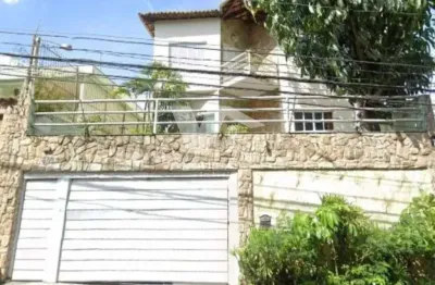 Casa estilosa na cidade patriarca com 4 quartos, 5 vagas, piscina, churrasqueira e lareira. mobiliada e com 350m² de área útil.