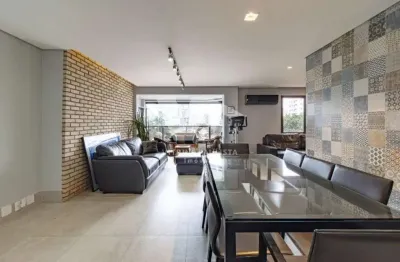 Apartamento reformado e mobiliado na vila nova conceição com 3 suítes e 2 vagas livres. 150m², varanda com vista aberta e ar condicionado.