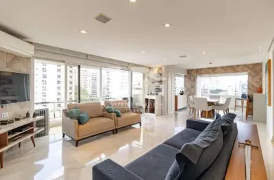 Apartamento reformado em moema com 3 suítes e 3 vagas. com 200m², conceito aberto e varanda. lazer completo com piscina, academia e quadra.