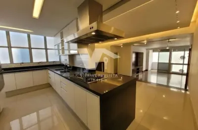 Apartamento em Moema com 127m², 3 quartos (1 suíte) e 2 vagas. Sala em 2 níveis e closet. Próximo ao Metrô e ao Ibirapuera.