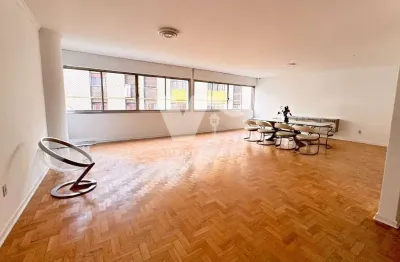 Apartamento na Av. Angélica com 240m², 4 quartos (2 suítes) e 2 vagas. Lazer com quadra e jardim.