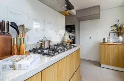Apartamento à venda na Vila Olímpia com 3 quartos (1 suíte) e 2 vagas, 93m². Cozinha com despensa, cooktop e forno.