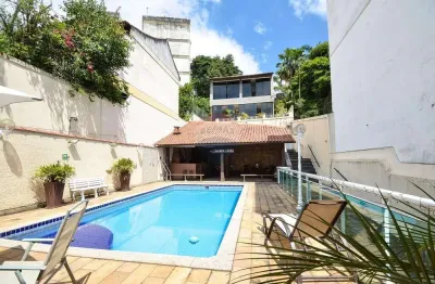 Maravilhosa casa com 4 quartos, 2 suítes com vista mar, piscina e churrasqueira.