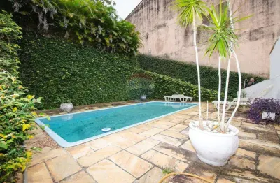 Localizada na rua paraim, na freguesia, ilha do governador, essa casa é um verdadeiro refúgio para quem busca conforto.
