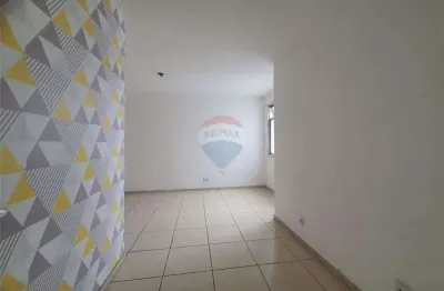 Apartamento aconchegante de 56m²: 1 quarto, sala, 2 banheiros e 1 vaga de garagem em prédio com elevador