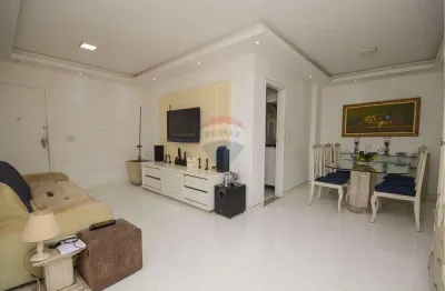 Localizado na charmosa rua mangalô, uma rua fechada e tranquila, este apartamento oferece conforto. a apenas poucos metros da praia da bica