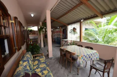 Excelente casa com 4 quartos sendo 2 suítes,  no Jardim Carioca – próxima à Praça Zarcão.