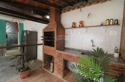 Excelente casa linear, 3 quartos, 4 vagas de Garagem, Varanda com churrasqueira. No Cocotá .